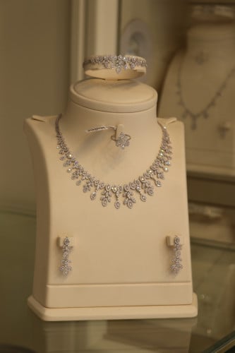 طقم ذهب ابيض عيار 18 تصميم ألماس راقي ومميز