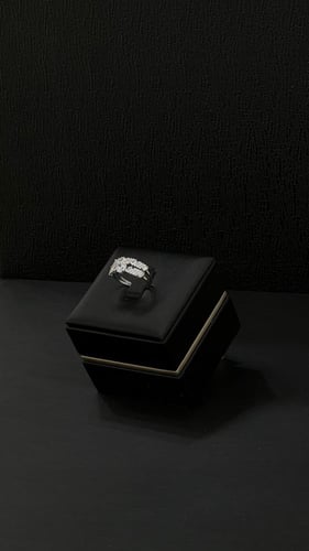 خاتم التونز ذهب ابيض مطعم بأحجار الزركون بتصميم ال...