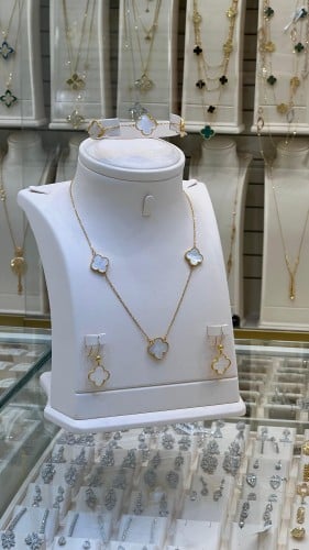 طقم ذهب عيار 21 تصميم الوردات الحديث و المميز بالا...