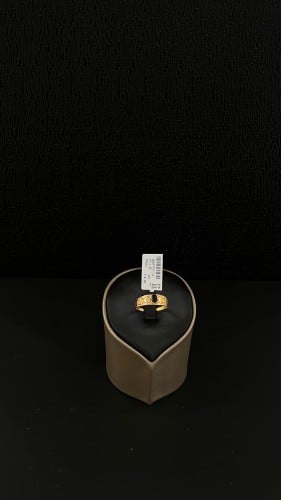 خاتم ذهب عيار 21 بالتصميم المتميز المطعم بحجر الزر...