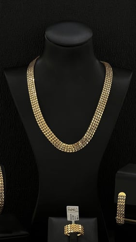 طقم ذهب صافي عيار 21 بالتصميم الكلاسيكي الفخم والر...