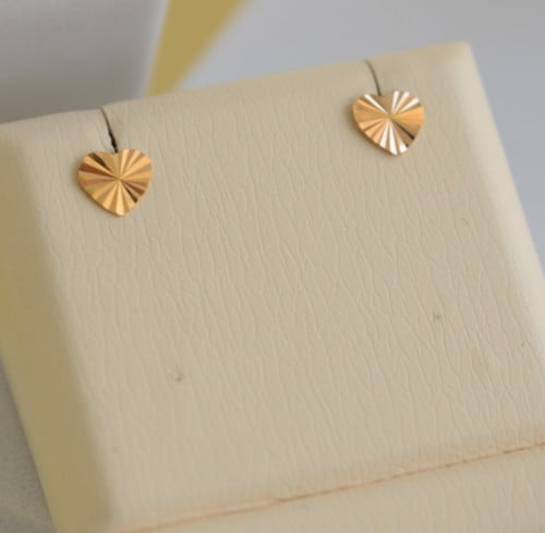 حلق من الذهب الخالص عيار 21 بشكل القلب بتصميم مميز