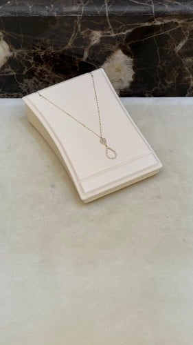 عقد ذهب ناعم عيار 18 مُطعّم بالزركون الابيض