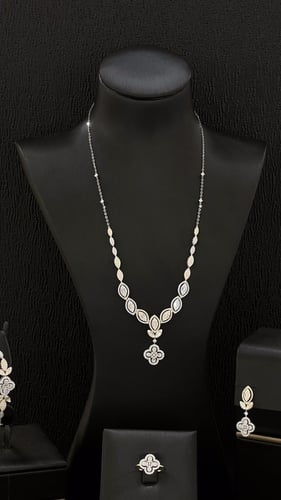 طقم ذهب ابيض عيار 18 بتصميم الالماس جذاب ومميز