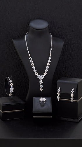 طقم ذهب ابيض عيار 18 بتصميم الالماس جذاب ومميز