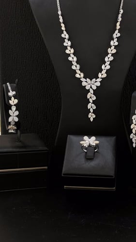 طقم ذهب ابيض عيار 18 بتصميم الالماس جذاب ومميز