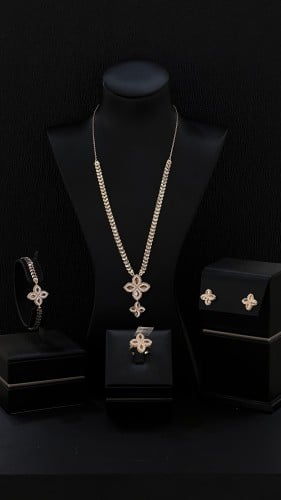 طقم ذهب صافي عيار 21 بتصميم الوردة الراقي الحديث