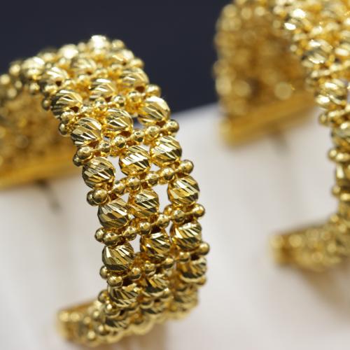 حلق ذهب عيار 21 بتصميم الدوريكا الثلاثي