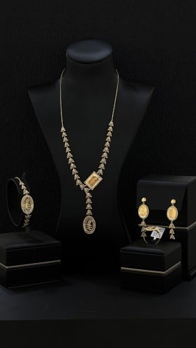 طقم ذهب صافي عيار 21 بتصميم السبائك المتميز الفخم...