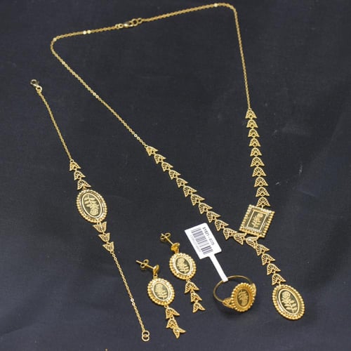 طقم ذهب خالص عيار 21 بتصميم السبائك الحديثة والفخم...