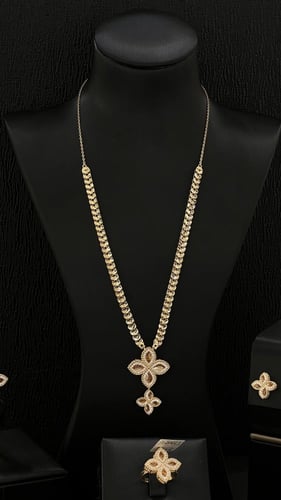 طقم ذهب صافي عيار 21 بتصميم الوردة الراقي الحديث