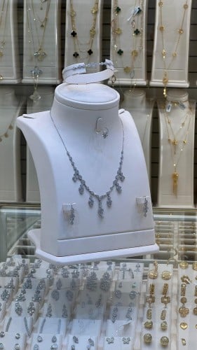 طقم ناعم ذهب ابيض مكس عيار 18 تصميم الماس بوزن 12....