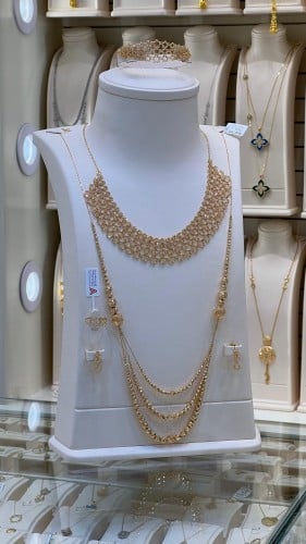 طقم ذهب عيار 21 من الذهب الخالص الخالي من الكرستال...