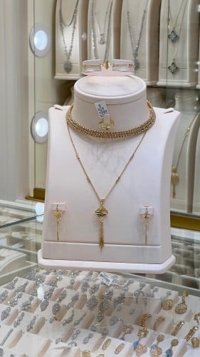 طقم الاميرات المصمم من الذهب الخالص عيار 18 بالطرا...