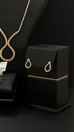 طقم ذهب صافي عيار 21 بالتصميم من ماركة لازوردي بوز...