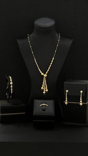 طقم ذهب صافي عيار 21 بالتصميم الراقي والفخم