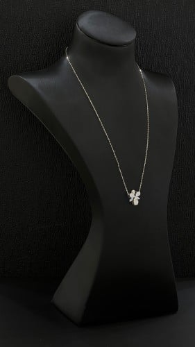 عقد ذهب ابيض ناعم عيار 18 مطعم بأحجار الزركون بوزن...