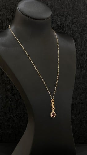 عقد ذهب عيار 21 بتصميم الدمعة الأنيق والمطعم بحجر...