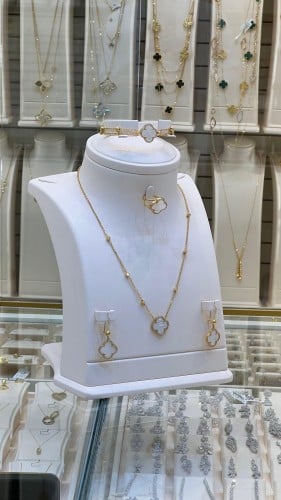 طقم ذهب عيار 21 تصميم الوردات الحديث بالاحجار ذات...