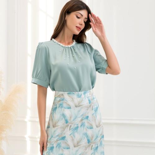 بلوزة مزينة باللؤلؤ