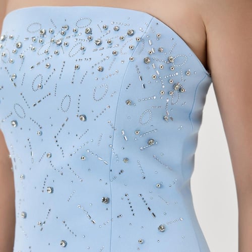 فستان بدون أكتاف