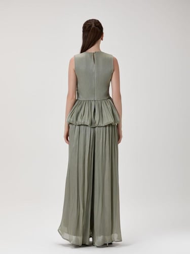 طقم بتفاصيل مميزة