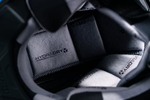 خوذة ايرفلايت ماركة ايكون betta