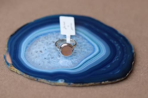 خاتم ملكي G1 صدف أفريقي لحمي ٨ ملي