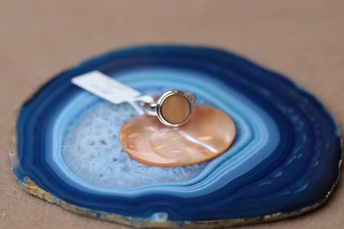 خاتم ملكي G1 صدف أفريقي لحمي ١٠ ملي