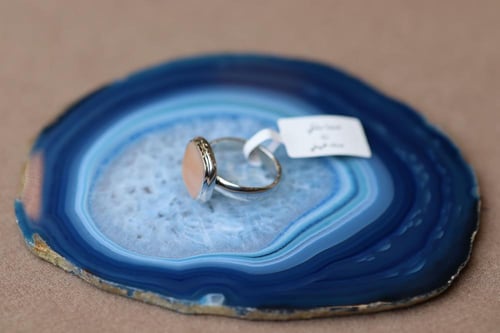 خاتم ملكي G1 صدف أفريقي لحمي