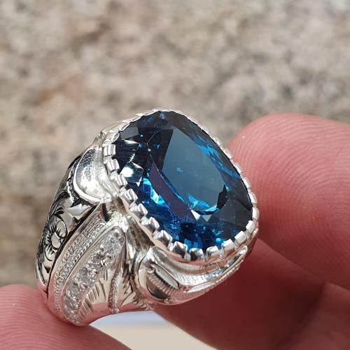 خاتم توباز برازيلي مرصع بالألماس صياغه لكس الشريف