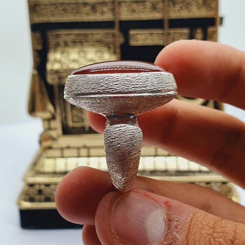 خاتم عقيق كرزي مزعفر صياغه موديل الكتف مع فتافيت ا...