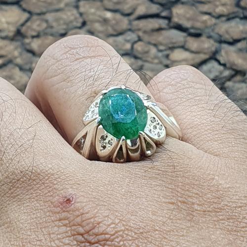 خاتم زمرد أفريقي مرصع بالماس