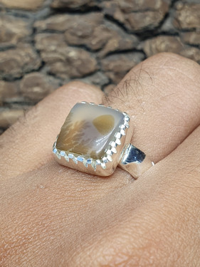 خاتم عقيق يماني مشجر مربع صياغه ملكي