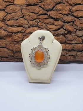 تعليقه ياقوت اصفر برواز فضي مرصع بالزركون