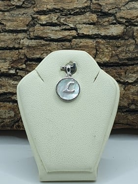 تعليقة فضة حرف G علي صدف بحري فضي