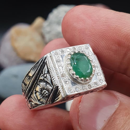 خاتم زمرد زامبي مرصع بالالماس الطبيعي موديل برتاش...