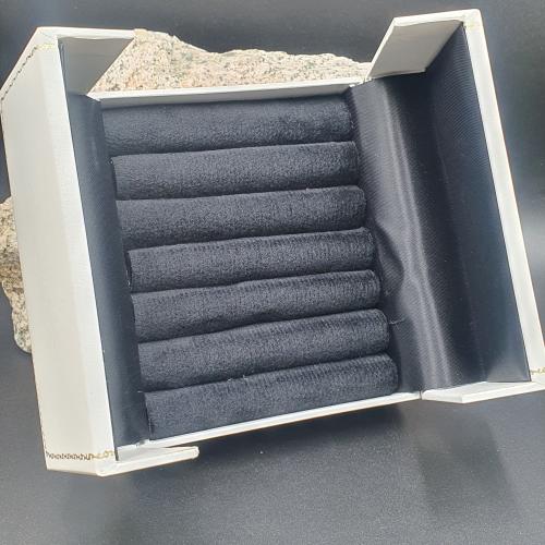 صندوق خواتم جلد ملبس قطيفه من الداخل لون ابيض