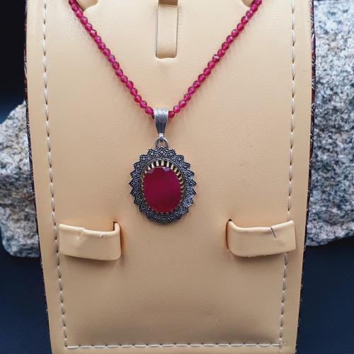 تعليقه حجر الياقوت بانكوك مع عقد خرز احمر