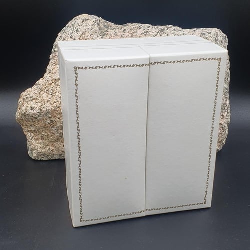 صندوق خواتم جلد ملبس قطيفه من الداخل لون ابيض