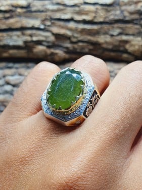 حجر زبرجد الراهي المرصع بالموزنايت برواز مذهب