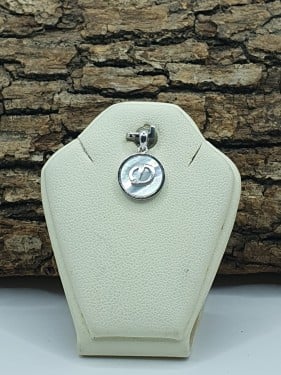 تعليقة فضة حرف D علي صدف بحري فضي