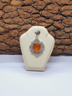 تعليقه ياقوت اصفر برواز فضي مرصع بالزركون