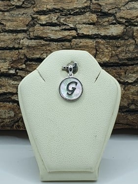 تعليقة فضة حرف G علي صدف بحري فضي