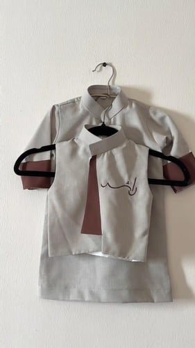 طقم ثوب وسديري بالاسم