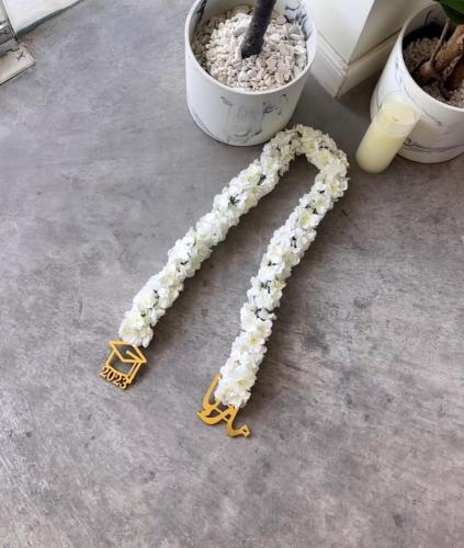 عقد تخرج بالاسم مع الورد