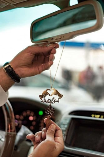 تعليقة كسرة العود بشكل قلب بيدين ترند