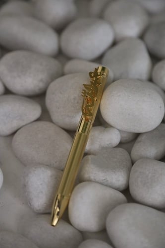 قلم كويتي أنيق بلون ذهبي