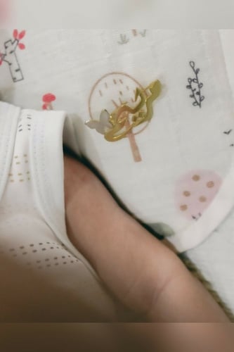 بروش بالاسم مع فراشة تصميم حسب الطلب