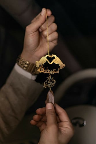 تعليقة كسرة العود بشكل قلب بيدين ترند